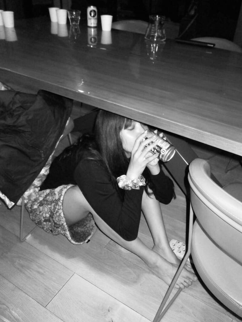 Lisa開喝的畫面，網友大讚毫不做作。（翻攝自IG） 