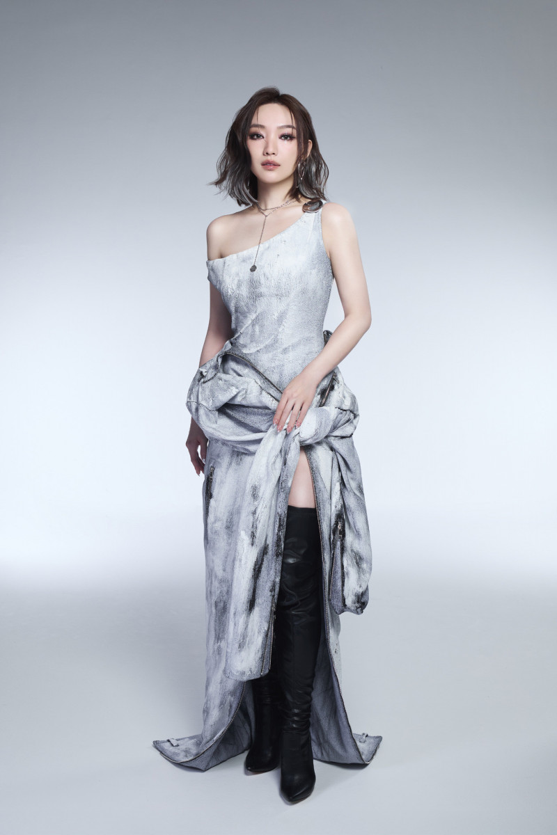 閻奕格憑藉扎實的聲樂基礎與極具穿透力的音色，在華語樂壇中建立高度辨識度。（TIMELESS ASIA）