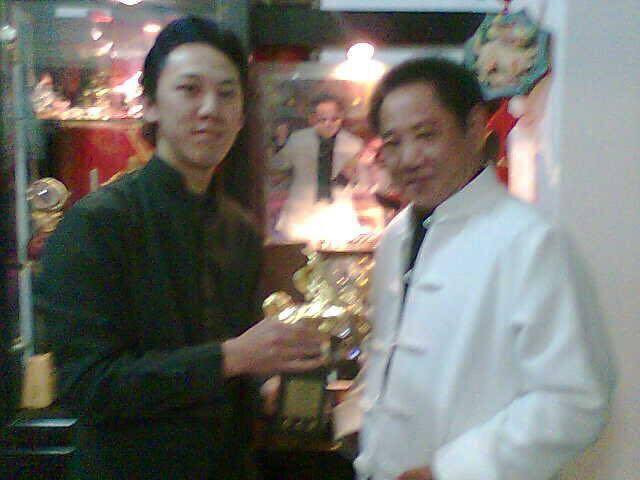 黃人龍（左）曾捧著爸爸馬如龍的金馬獎盃，如今父子倆在天上相見。（翻攝自臉書）