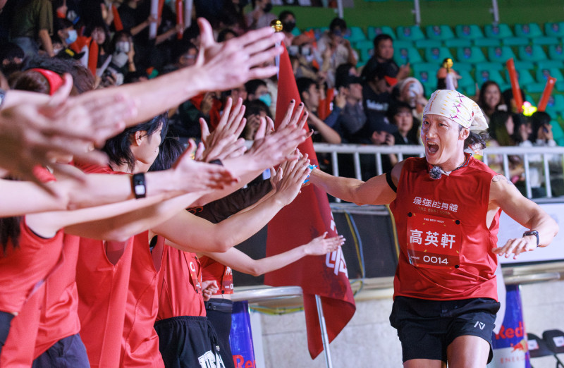 金馬男配角高英軒飽受高爾夫球肘所苦，仍放話要展現極致的「鏡子肌群」。（好看娛樂提供）