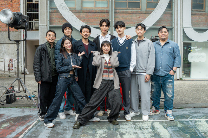 陳如山（後排左起）、陳彥廷、曾少宗、韓晨、羅奕傑、徐瑋澤、吳震亞，林亭莉（前排左起）和鄭穎參與演出《星光燦爛的你》。（影娛人提提供）
