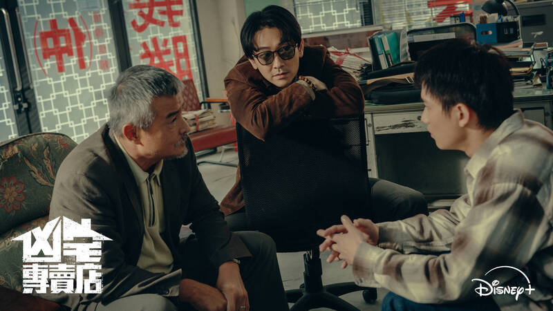 凶宅專賣店中「義勝房屋」工作日常，左至右李銘順、施名帥、范少勳。（Disney+提供）