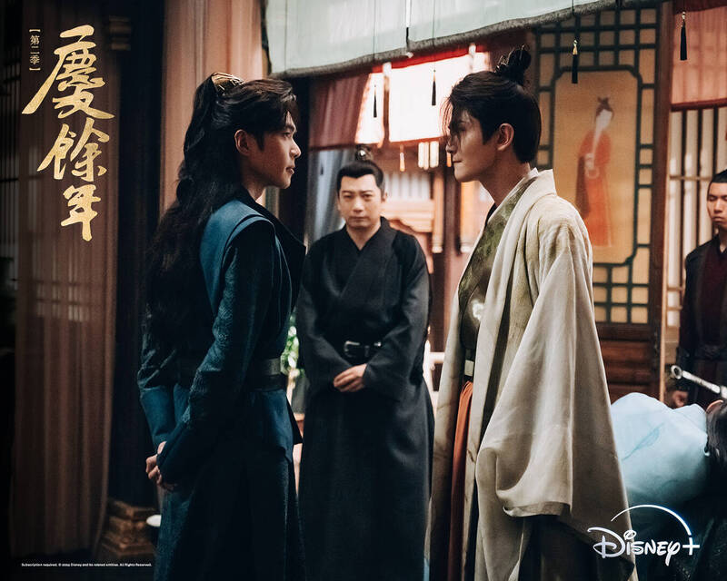 范閒（張若昀 飾）進入「抱月樓」展開明查暗訪，與皇子們鬥智。（Disney+提供）