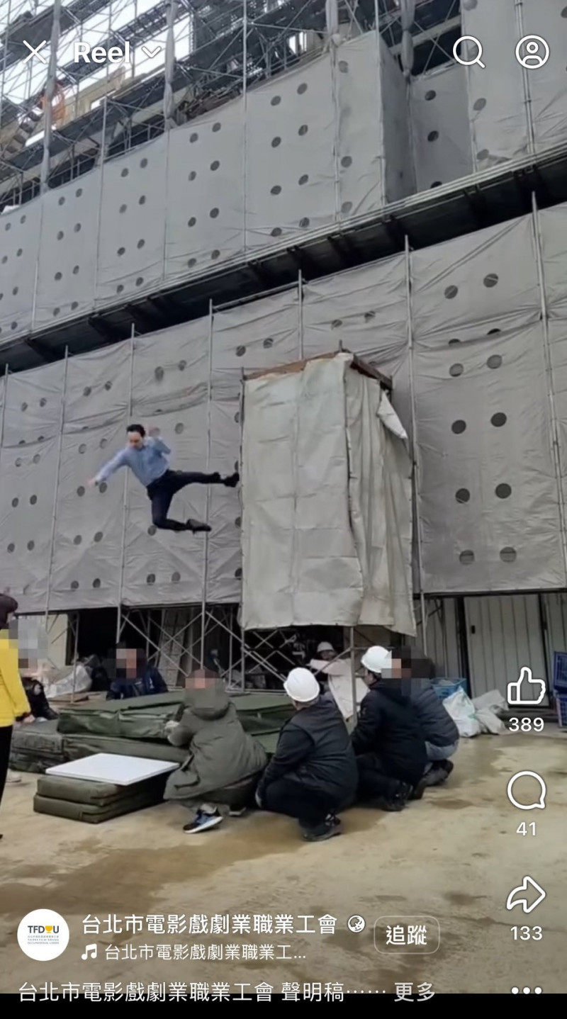 《豆腐媽媽》替身演員蘇德揚墜地瞬間影片曝光。（台北市電影戲劇業職業工會提供）