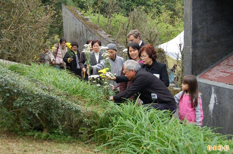 前民進黨主席林義雄（右）與夫人方素敏每年都在「慈林紀念林園」（林家墓園）舉辦追思會。（資料照，記者郭顏慧攝）