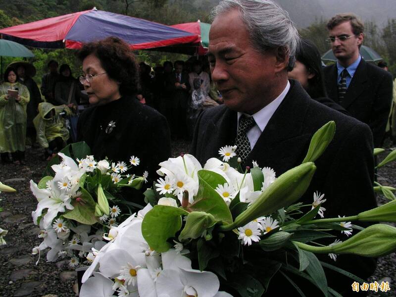 前民進黨主席林義雄（右）與夫人方素敏每年都在「慈林紀念林園」（林家墓園）舉辦追思會。（資料照，記者郭顏慧攝）