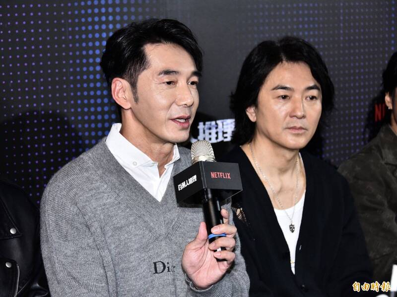 李李仁（左）和鄭伊健合作，打趣稱「追星成功」。（記者陳奕全攝）