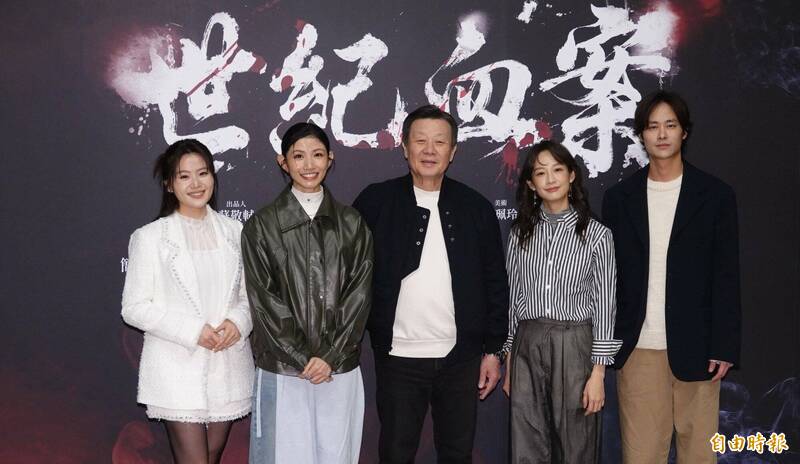 《世紀血案》殺青記者會，寇世勳（中）透露導演徐琨華的祖父徐梅鄰時任警備總司令部發言人。（資料照，記者潘少棠攝）