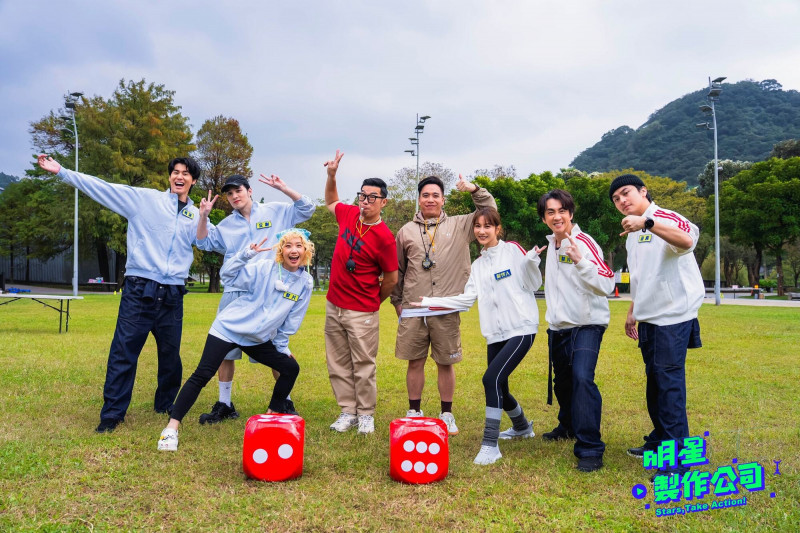 風田（左起）、黃偉晉、Lulu黃路梓茵、馬力歐、無尊、曾莞婷、陳漢典、楊銘威組隊玩遊戲。（TVBS提供）