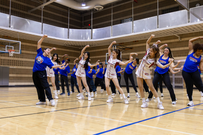 Kira（左起）、溫妮、曲曲、小紫在美國與當地啦啦隊交流。（OKC Thunder Entertainers 提供）