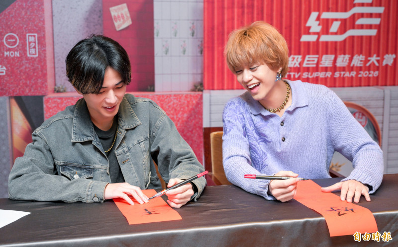 King & Prince永瀬廉（左）、髙橋海人現場互看彼此的春聯，這一段很有趣，遺憾沒有錄影，粉絲看不到。（記者王文麟攝）