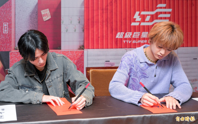 King & Prince永瀬廉（左）、髙橋海人認真寫春聯，小抄放太近還是被拍到了。（記者王文麟攝）