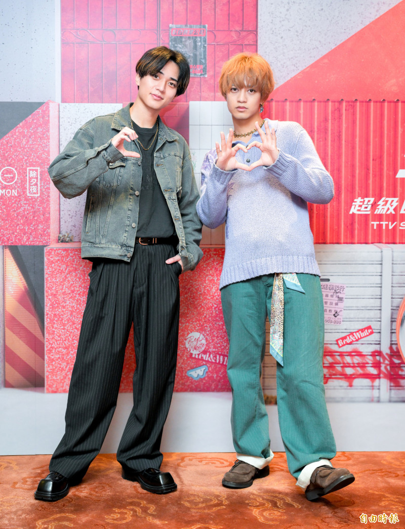 King & Prince永瀬廉（左）、髙橋海人接受訪問，被要求比愛心也OK，髙橋海人受訪會看著提問者的眼睛，給人好印象。（記者王文麟攝）