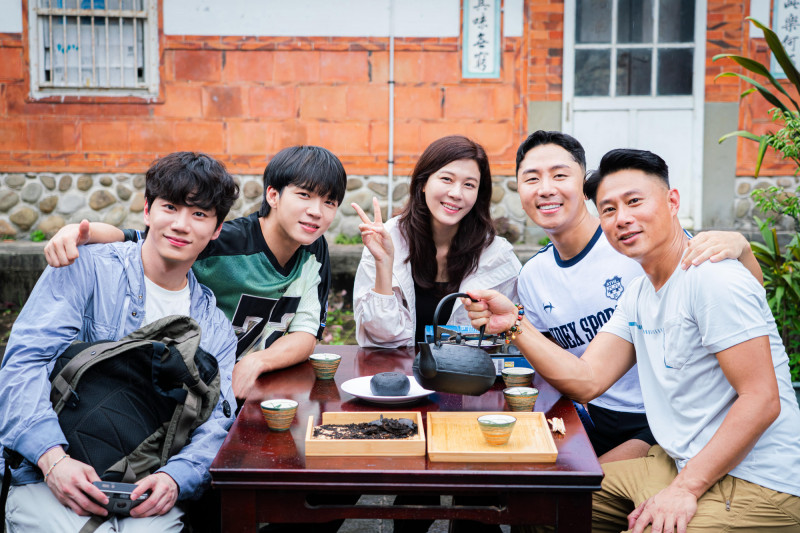 李濬榮（左起）、南優鉉、金荷娜、肌肉山山與彭小刀。（客台提供）