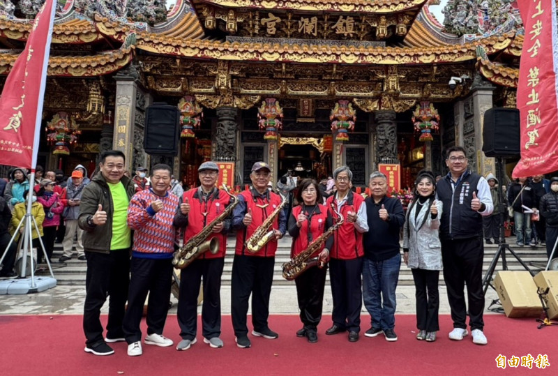 大甲分局長蔡期望（右）與鎮瀾宮正副董事長顏清標（右三）、鄭銘坤（左二），邀請藝人王彩樺（右二）與白雲（左一），到鎮瀾宮宣導春安與反詐騙活動。（記者張軒哲攝）