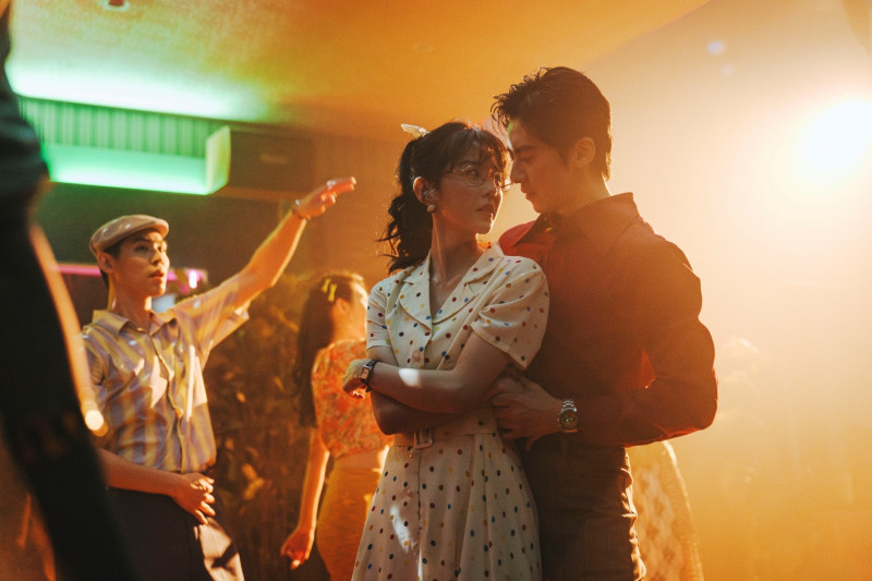 邵雨薇（左）和李國毅在《微醺大飯店1980s》上演複雜情感糾葛。（一念電影提供）