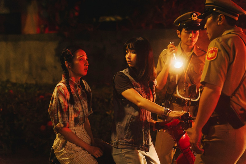 李沐（左起）和黑嘉嘉在《微醺大飯店1980s》有不少對手戲。（一念電影提供）