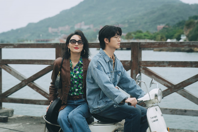 王碩瀚（右）在《微醺大飯店1980s》喜歡蔡思韵飾演的香港女星。（一念電影提供）