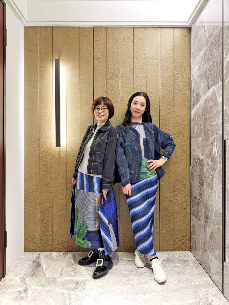 阿季（左）和網紅Fumi阿姨因排隊買三宅一生成為好友。（王秀如提供）