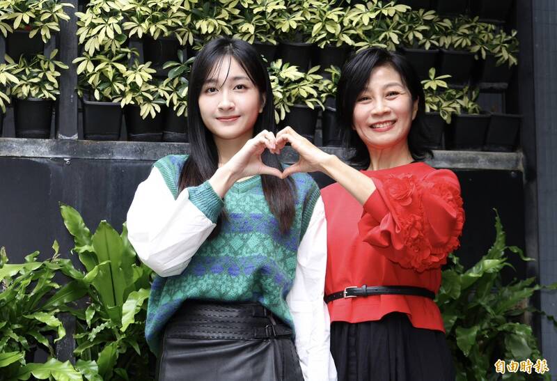方文琳（右）稱現在的日子「越來越簡單」。（記者潘少棠攝）