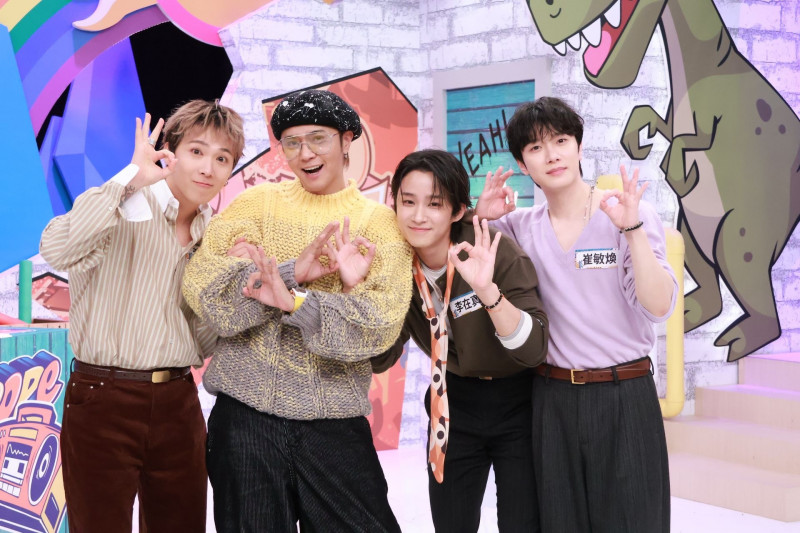 《綜藝OK啦》FTISLAND成員李洪基（左起）、李在真、崔敏煥與主持人羅志祥（左二）。（中天電視提供）