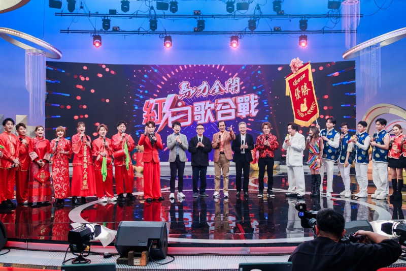中視除夕特別節目《馬力全開紅白歌合戰》陪觀眾一起守歲迎新年。（中視提供）