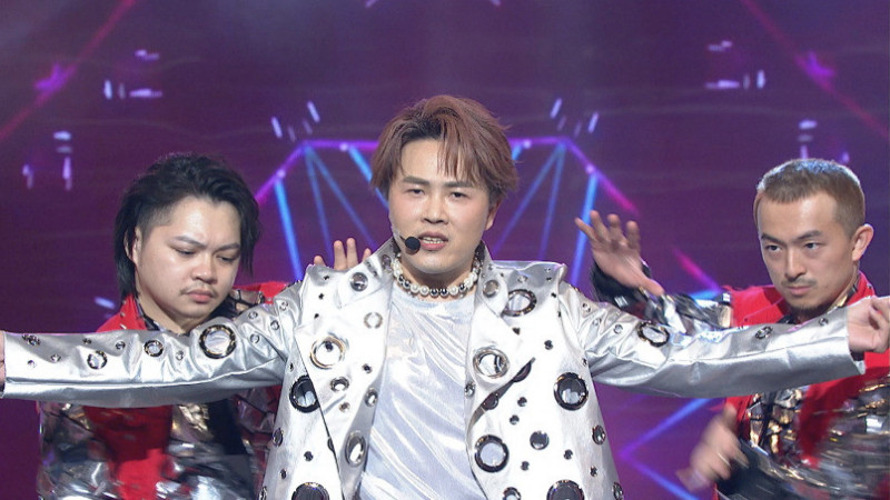 中視除夕特別節目《馬力全開紅白歌合戰》陳孟賢（中）稱男版蔡依林。（中視提供）