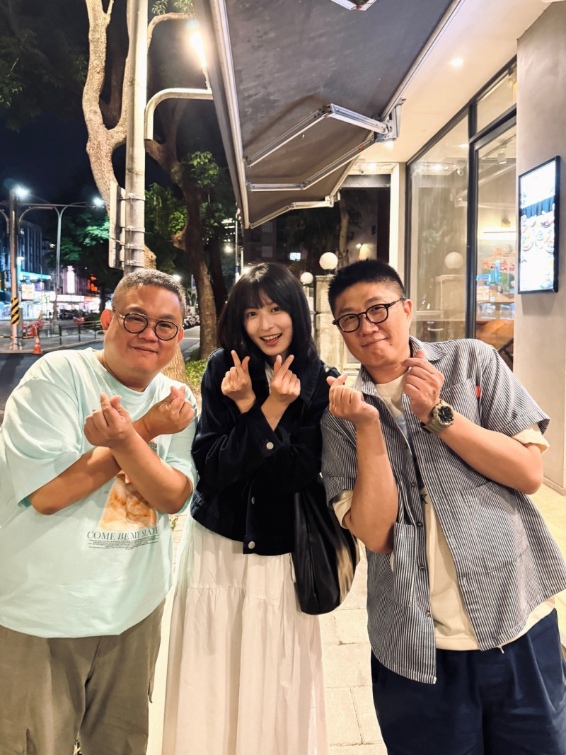 導演林孝謙（左起）大讚晨亦甯排練認真，可擔任合唱團的門面。（好事娛樂提供）