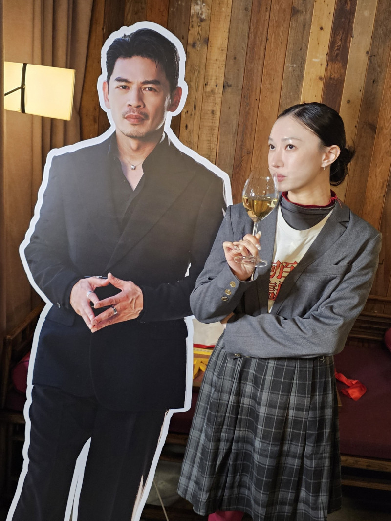 李杏（右）與阿KEN人形立牌合照。（彼此影業提供）