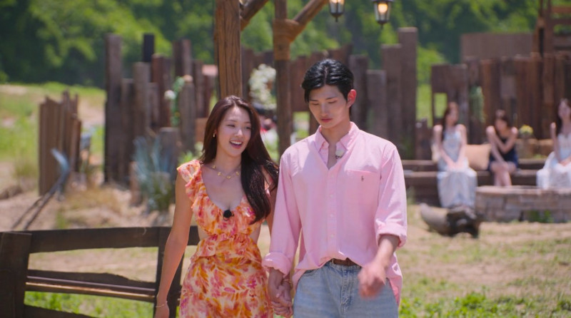 崔美娜秀（左）在《單身即地獄5》最終和李省勳配對成功。（翻攝自Netflix）