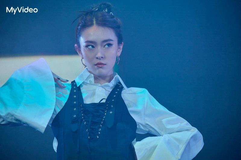 邱偲琹在《那些你不知道的我》飾演的女偶像遭威脅，被指控為殺人兇手。（台灣大哥大MyVideo提供）