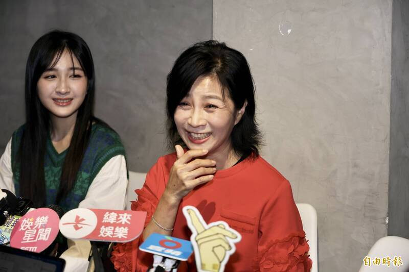 齊薇（左）個性害羞，但對於媽媽方文琳的健康相當關心。（資料照，記者潘少棠攝）