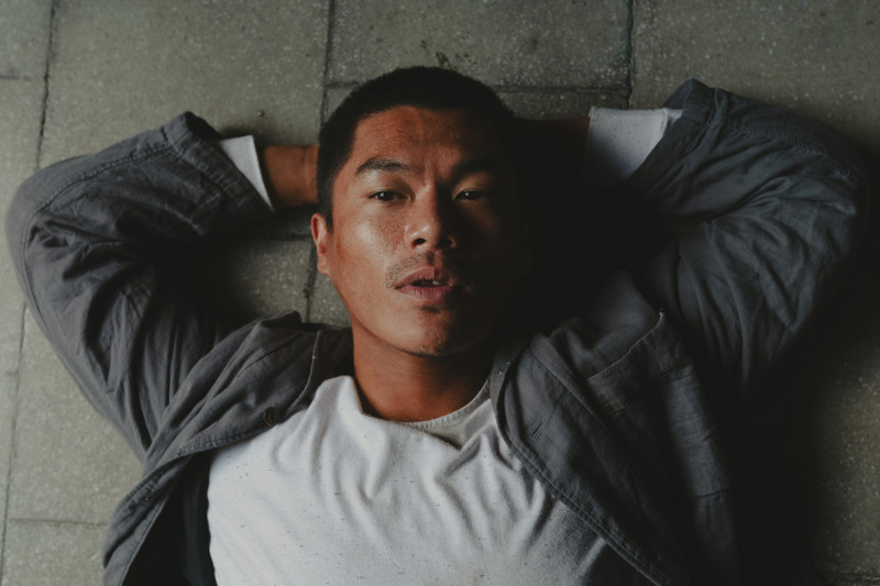 柯煒林在電影《大濛》中展現出極具鬆弛感的演技，成功將角色氣質鮮明地傳遞給觀眾。（華文創提供）