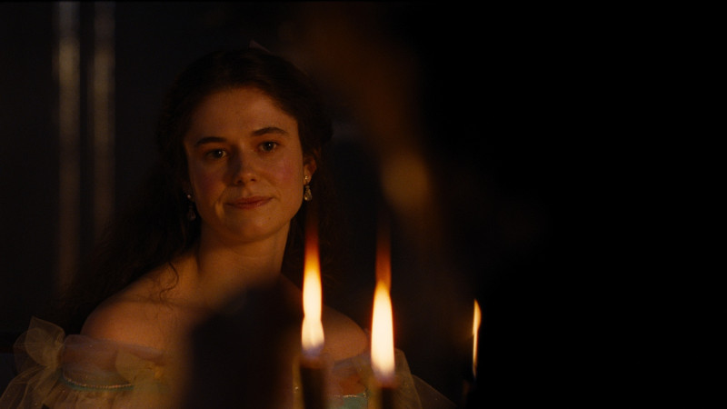 由艾莉森奧利佛飾演的伊莎貝拉，在《“咆哮山莊”》中同時帶來幽默與張力。（華納兄弟提供）