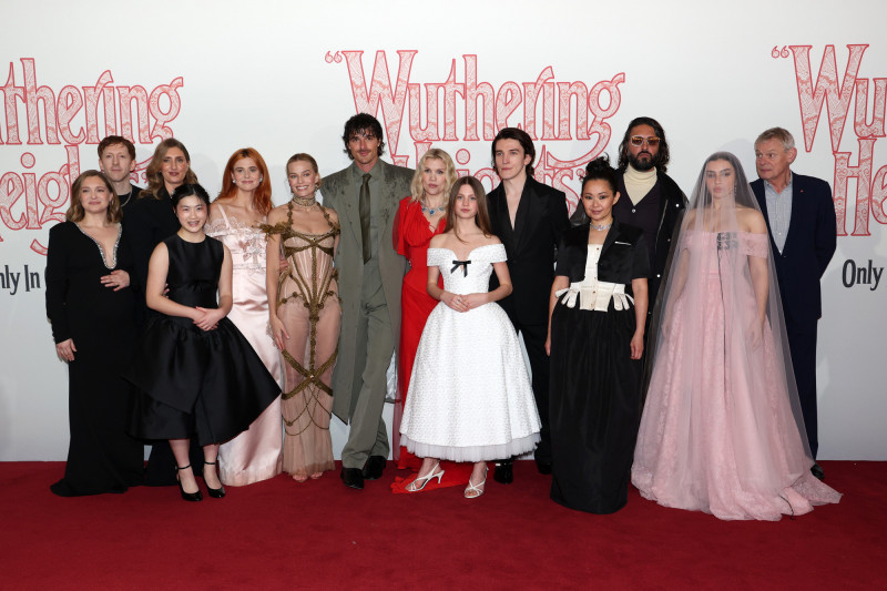主要演員日前一同出席《“咆哮山莊”》倫敦首映會。（華納兄弟提供）