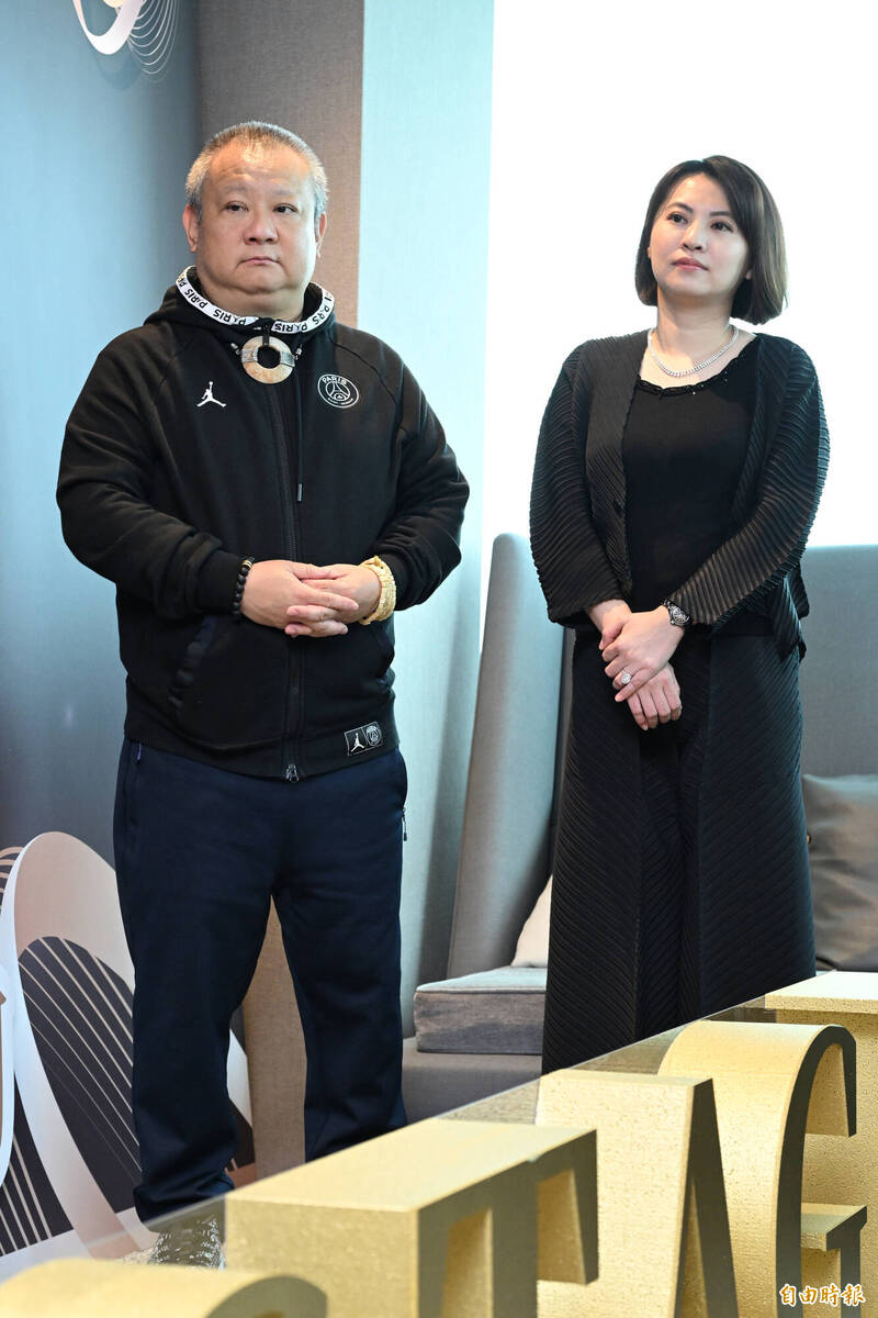 宣昶有（左）邀請汪小菲和太太能一起報名選美的「鑽石夫妻」項目。（記者胡舜翔攝）