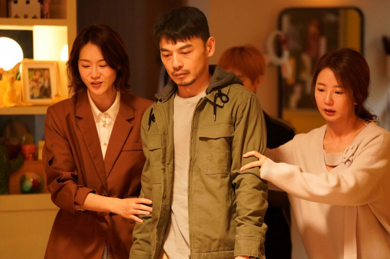 鍾瑶（左起）、阿KEN、郭書瑤因合作《何百芮的地獄戀曲》成為好友。（彼此影業提供）