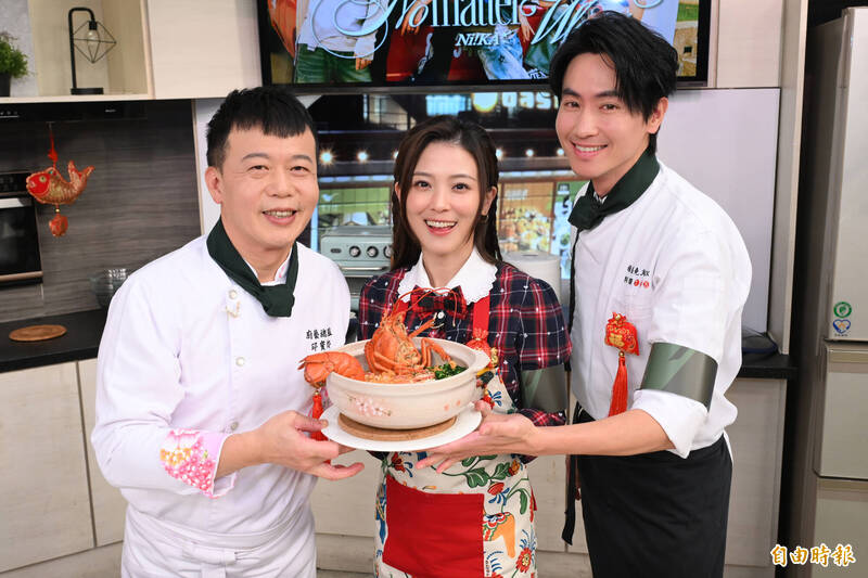 卓文萱獻上「龍馬精神好運吃飽煲」。（記者胡舜翔攝）