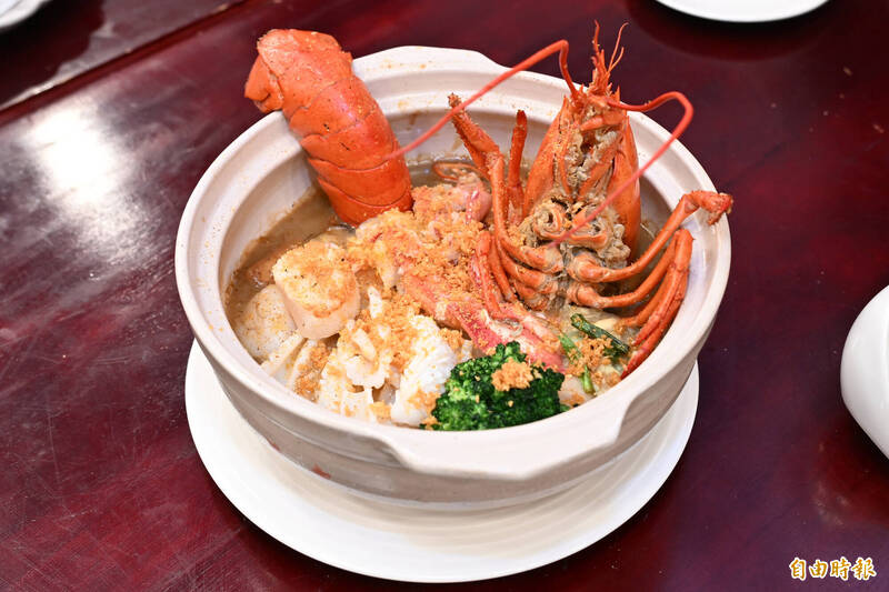 卓文萱霸氣加入波士頓龍蝦補足滿滿蛋白質，讓樸實豆腐煲瞬間升級為馬年開運大菜。（記者胡舜翔攝）