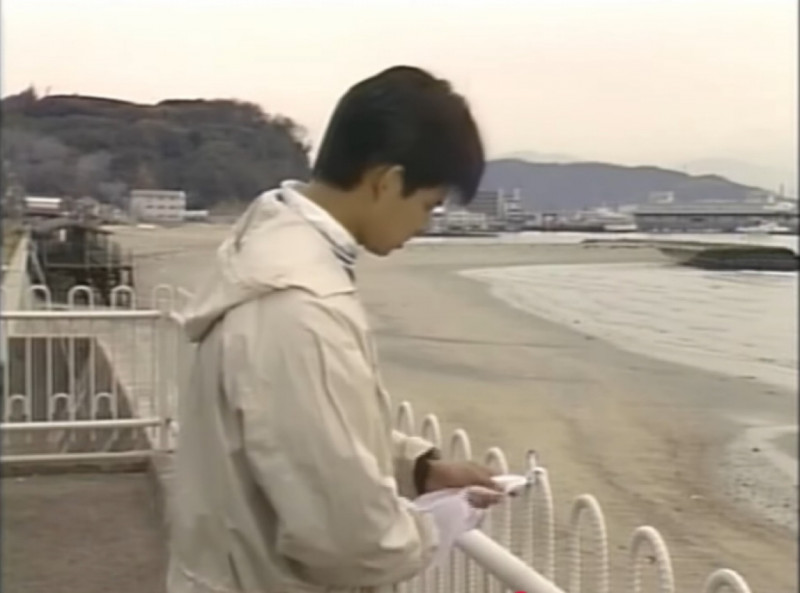 完治找到莉香留在月台欄杆上的手帕。（翻攝自YouTube）