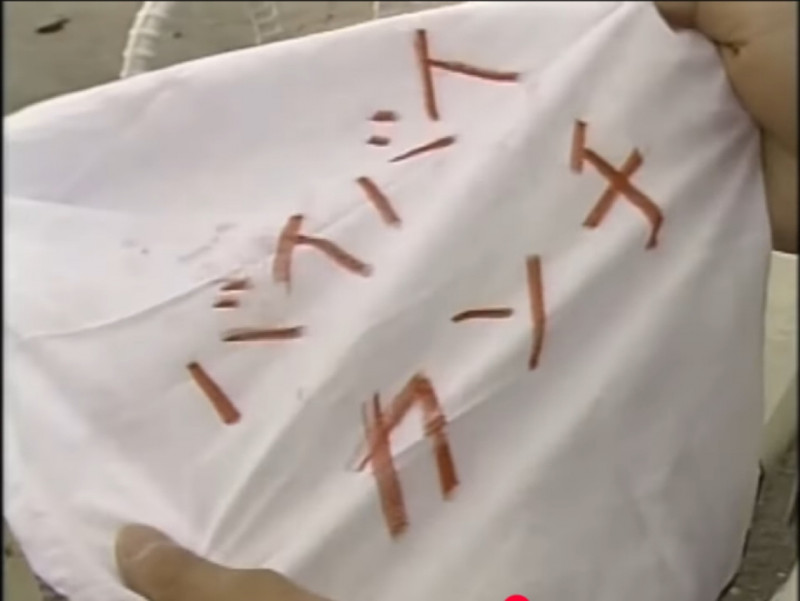 莉香在手帕上寫下「Bye Bye完治」。（翻攝自YouTube）