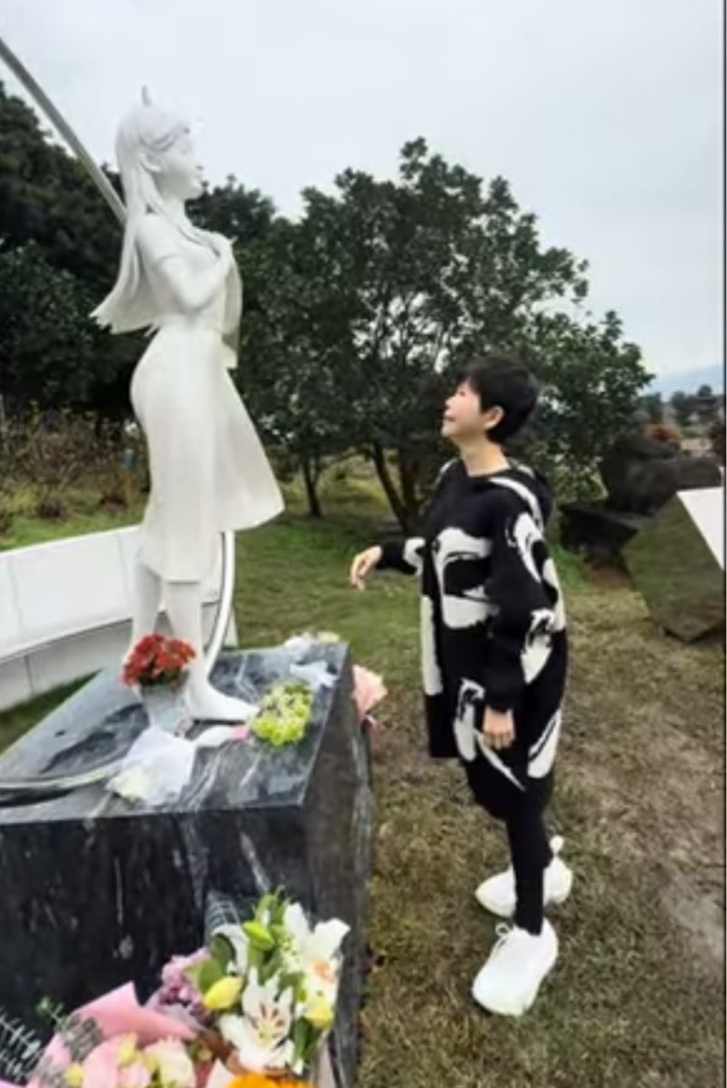 詹雅雯看著大S的雕像。（翻攝YouTube）