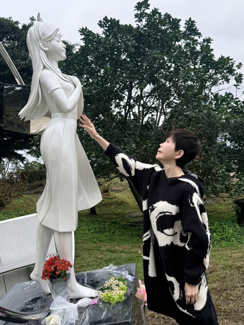 詹雅雯看著大S的雕像滿是不捨。（經紀人梁莉玲提供）