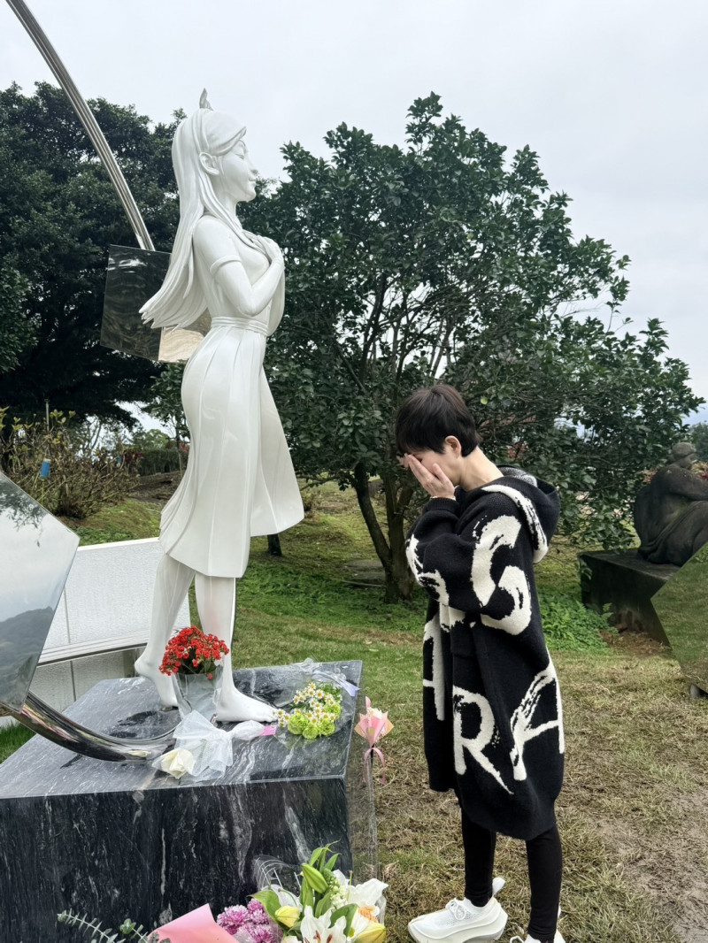 詹雅雯難過掩面痛哭。（經紀人梁莉玲提供）