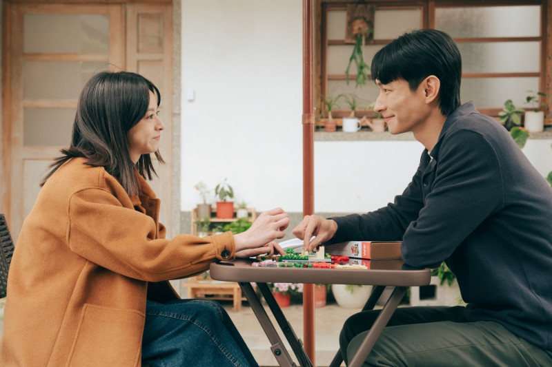 陳姸霏（左）、黃河（右）在《人生只租不賣》從歡喜冤家到互相陪伴。（公視台語台提供）