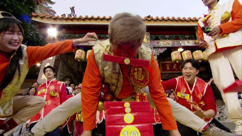 胡瓜挑戰筋開腰軟。（民視提供）