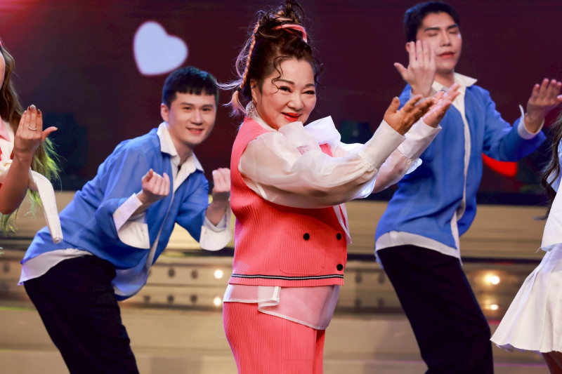 白冰冰化身TW ICE賣力熱舞。（民視提供）