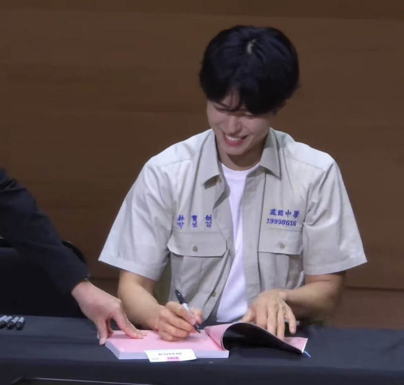 朴寶劍努力簽書，限量200名粉絲。（翻攝自讀者myhappiness520影片，已授權提供）