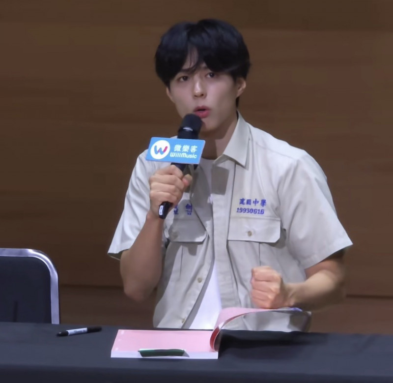 朴寶劍萌度爆表，穿上高中制服毫無違和感。（翻攝自讀者myhappiness520影片，已授權提供）