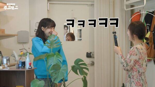 李奈映看到老公元斌的人型立牌，當場害羞到轉身逃跑。（翻攝自X）